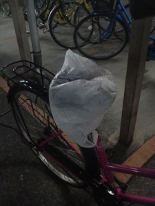 雨から自転車を守ってくれる、座席カバー