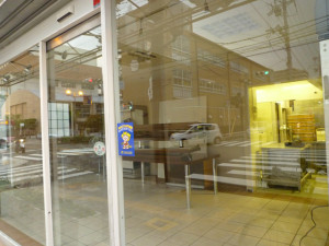 閉店した茨木市の大黒屋店内。何もない・・。