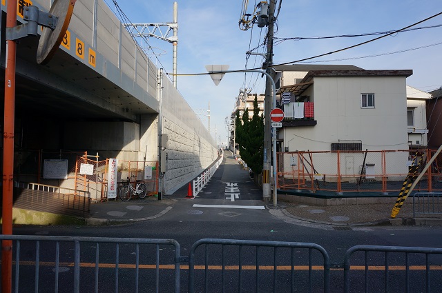 JR総持寺線路沿い京都の方向DSC02943