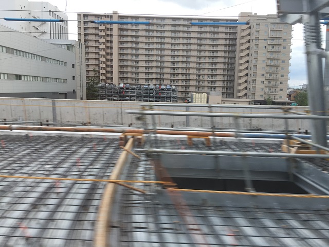 JR総持寺大阪行き電車の窓からIMG_8923