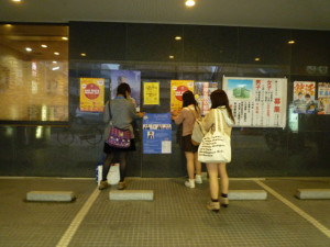 梅花女子大学の2013年小梅祭の実行委員さんたちが、学際のポスターを貼っています。