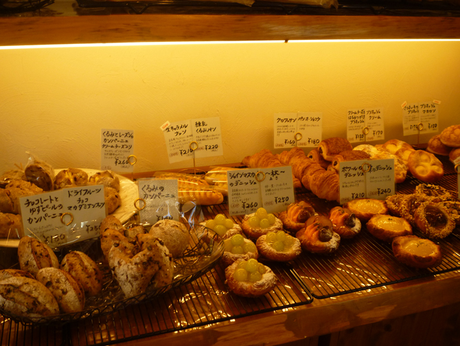 茨木市の春日商店街にあるル・ペトランに並ぶパンたち