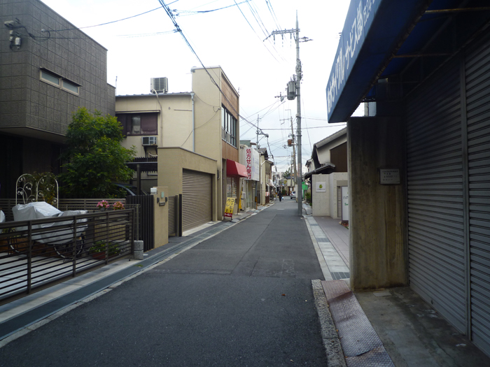 心斉橋商店街を渡ってまっすぐの道