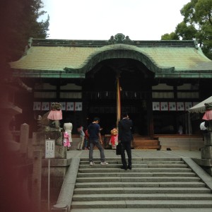 茨木神社でも七五三のお参りに来ている人がちらほら