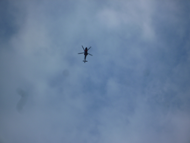 茨木市の空を飛ぶヘリコプター