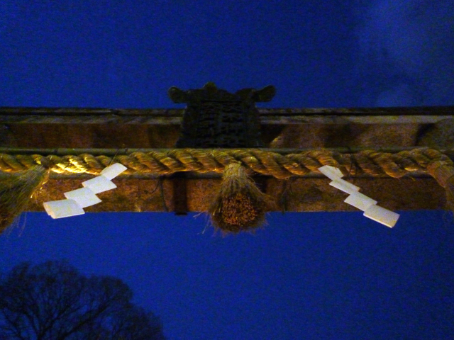 茨木神社鳥居の下から