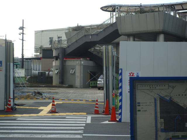 ＪＲ茨木駅東口の工事2013