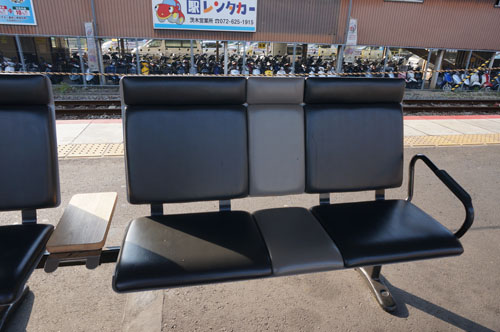 JR茨木駅ホームのベンチ二人掛け