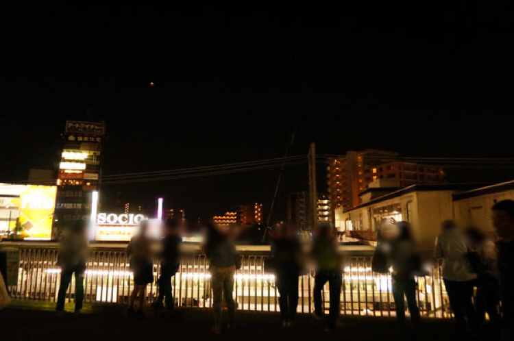20141008JR茨木駅歩道橋から月食を見る人たち20211119094217