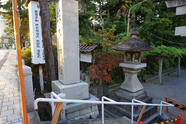 茨木神社階段の手すり左