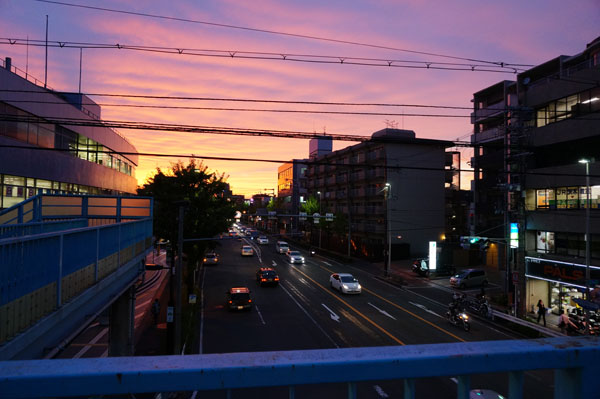 茨木郵便局前の夕焼け、電線見える