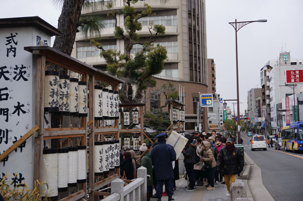 茨木神社初詣の行列