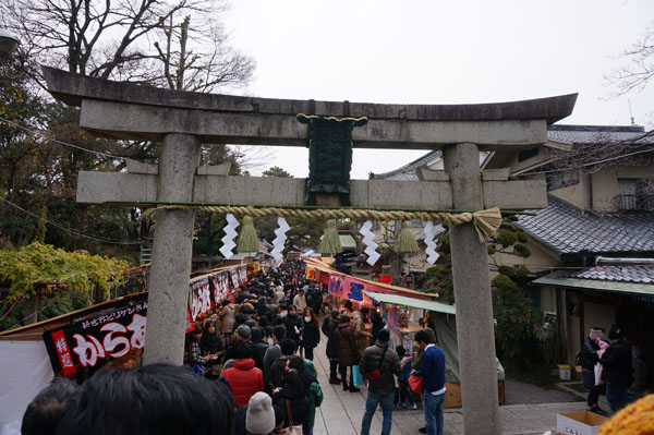 茨木神社境内の行列