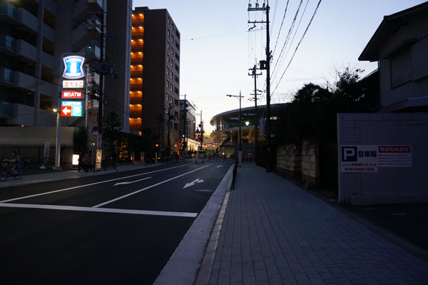 JR茨木東の対面交差点から駅方面