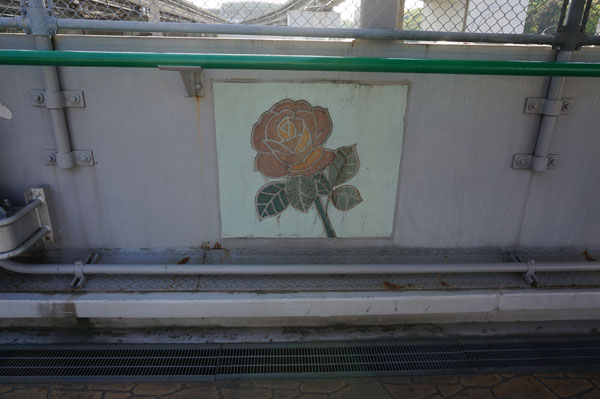 万博公園中央入り口の橋にバラのイラスト