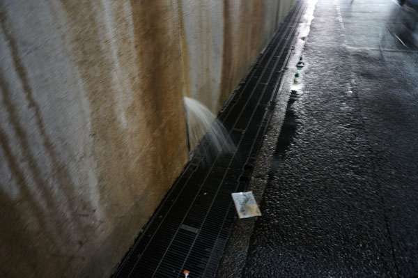 JR高架の通路の壁から水