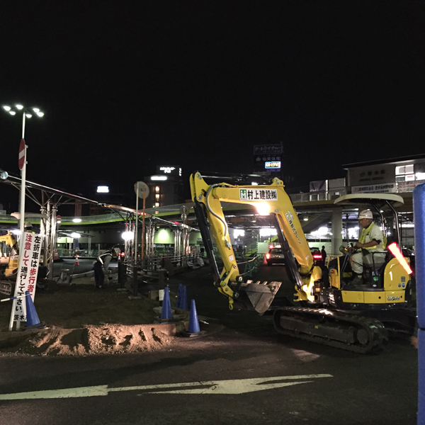 JR茨木西バス停のところで重機作業