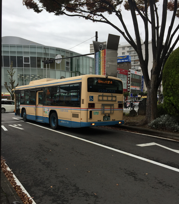 JR茨木バス停に停車中のバス