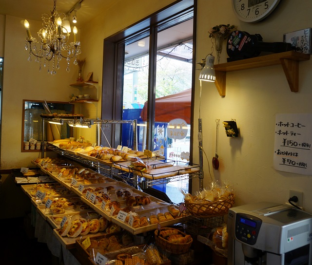 パン屋mugimugi店内のパン