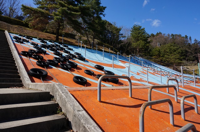 ５忍頂寺スポーツ公園タイヤの壁