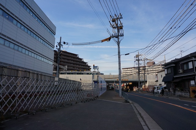 JR総持寺駅道路から線路を見るDSC02938