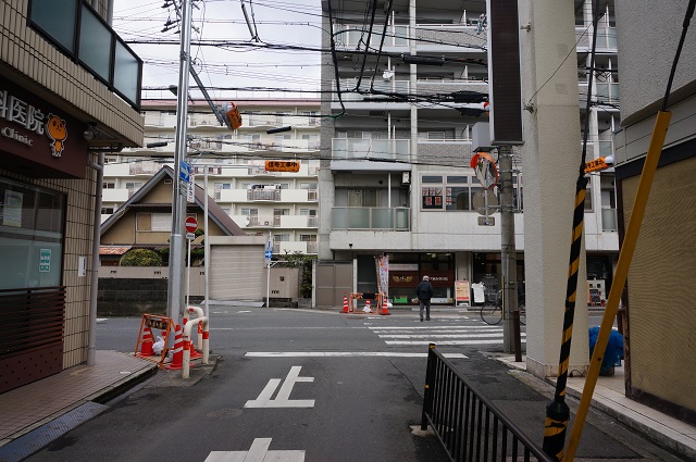 阪急東のほうの通りの信号から北を見るDSC04157