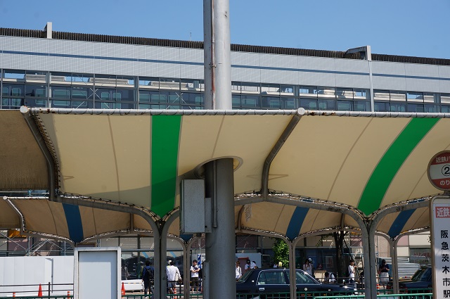 阪急バスの停留所の屋根部分DSC06281