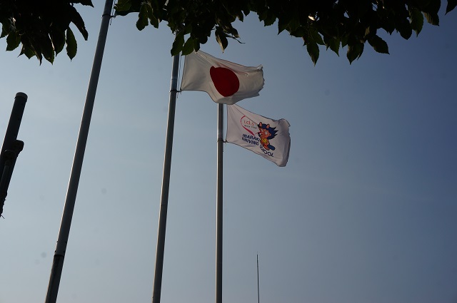 茨木ドライビングスクールの旗DSC07246