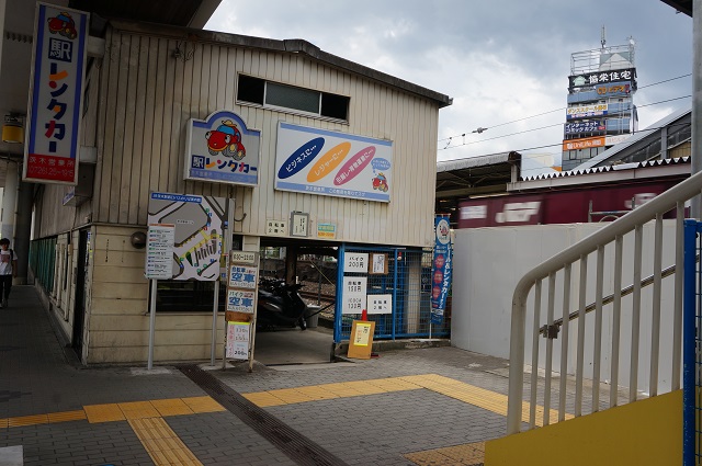 茨木駅レンタカー駐輪場入口DSC08283