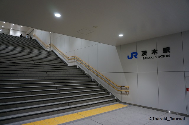 0328JR茨木駅東側階段２DSC03
