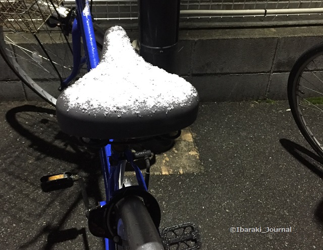 0126自転車に雪が積もってるI