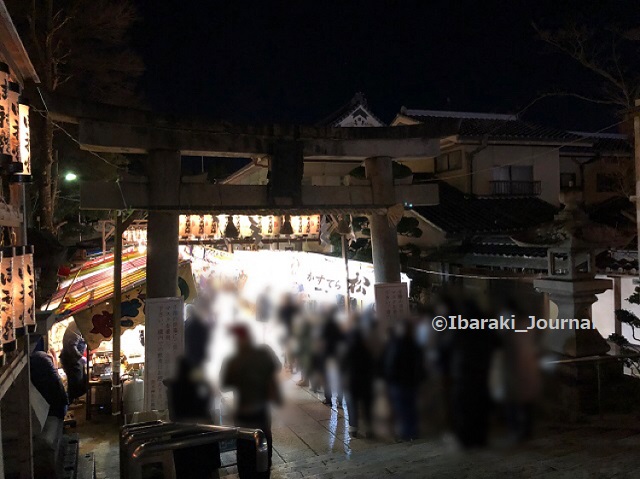 0109夜１十日戎茨木神社の鳥居のところ西側からIMG_9106