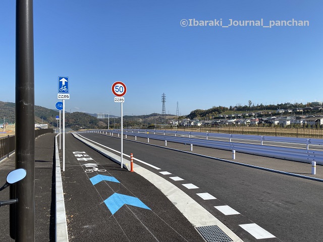 茨木亀岡線からの道3自転車専用地面の表示