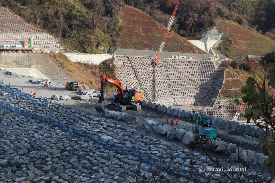 1221安威川ダムで石を積む工事IMG_7300