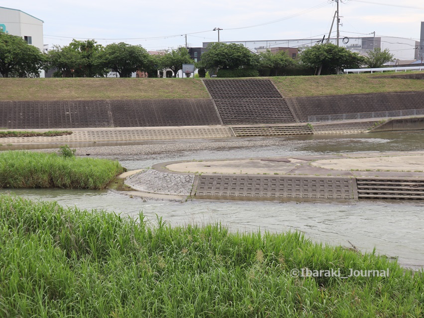 0624安威川と茨木川の合流のところ上から見るIMG_6020