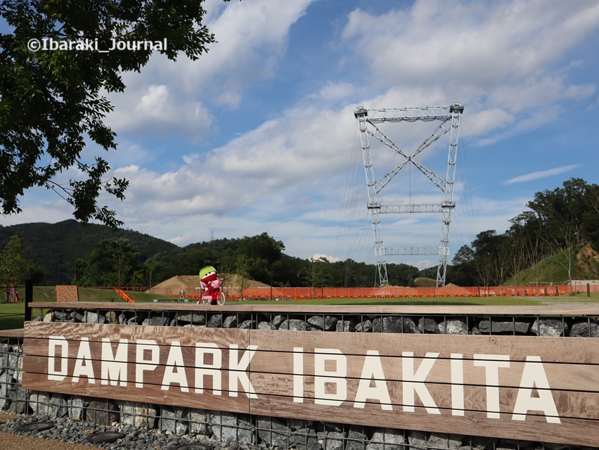 16-0708ダムパークいばきた生保半島さくら公園つり橋バックににんじゃるIMG_6066