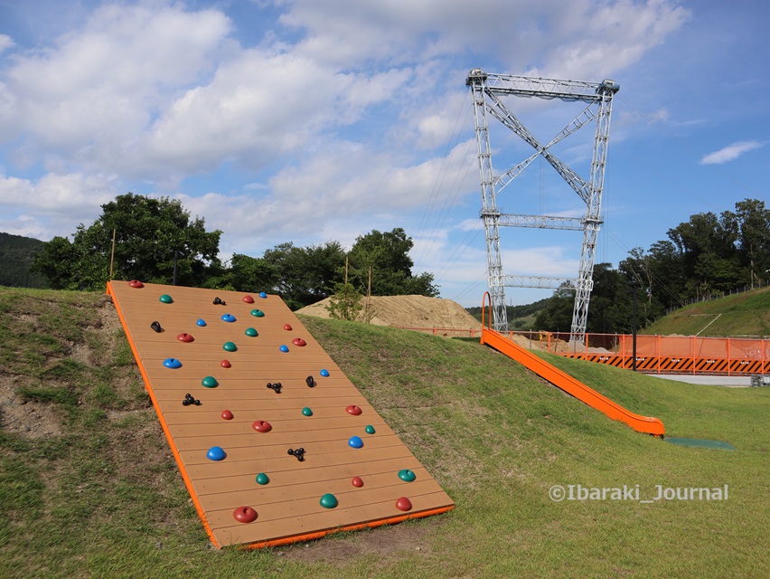 22-0708ダムパークいばきた生保半島さくら公園遊具から見るつり橋IMG_6081