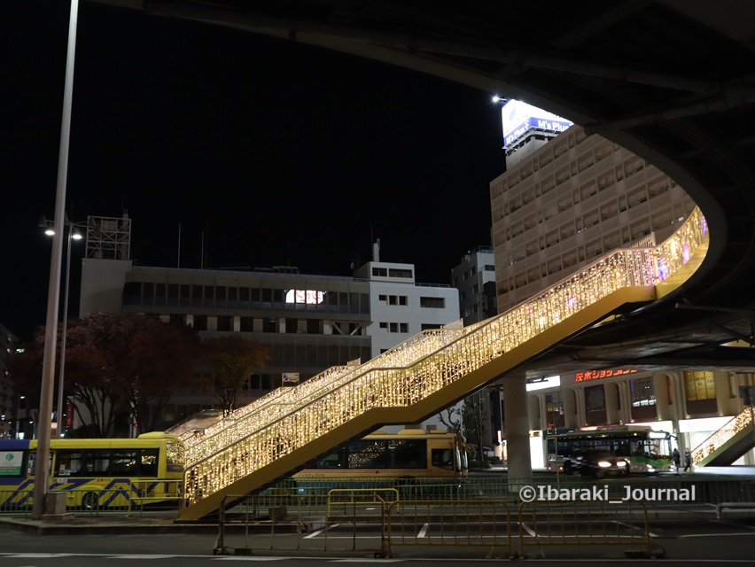 1201JR茨木西側バスターミナルのイルミネーションIMG_7285