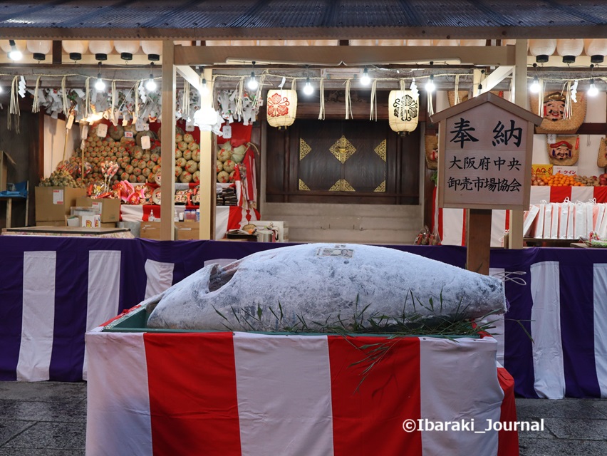 0109茨木神社でマグロの奉納お金をはりつけIMG_7884