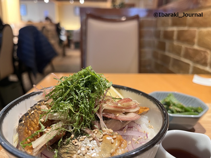 0105ぶいえいとの鯖丼横からIMG_9658