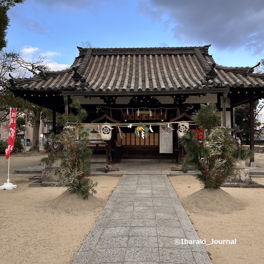 1231井於神社拝殿と門松IMG_E9580