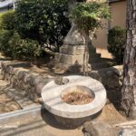 0329総持寺の神社の鳥居前に万博のかけら20250524054248