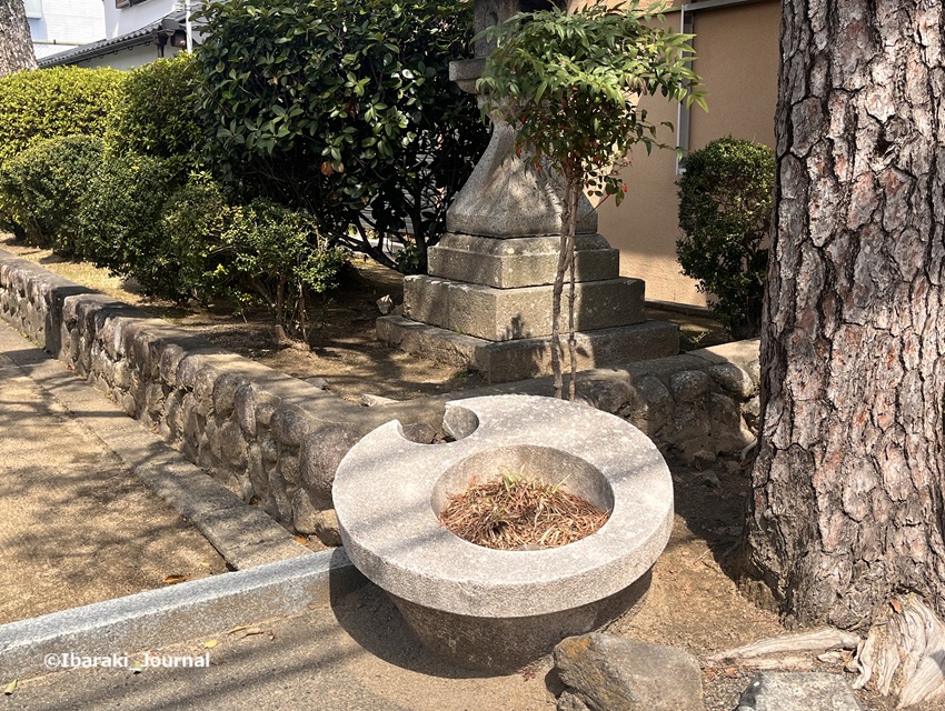 0329総持寺の神社の鳥居前に万博のかけら20250524054248