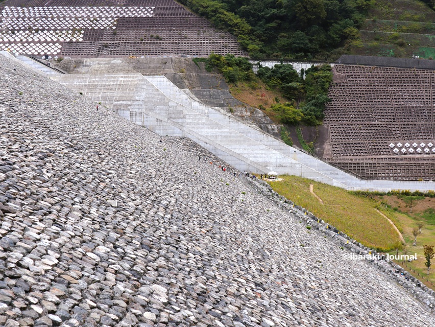 1025ダムフェスで堤体登山IMG_0109