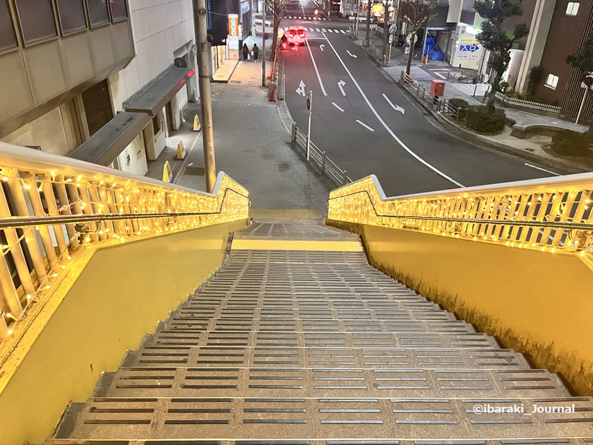 1129JR茨木西側歩道橋の階段イルミIMG_7007