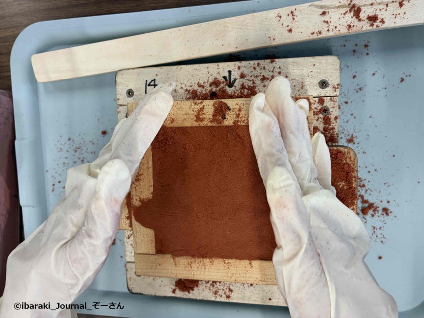 辰巳工業で型に砂を入れるIMG_7237