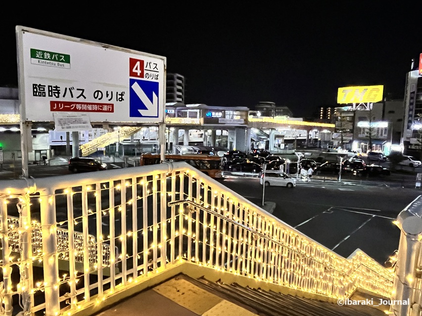 1129JR茨木西側の4番バス乗り場への階段イルミIMG_7002