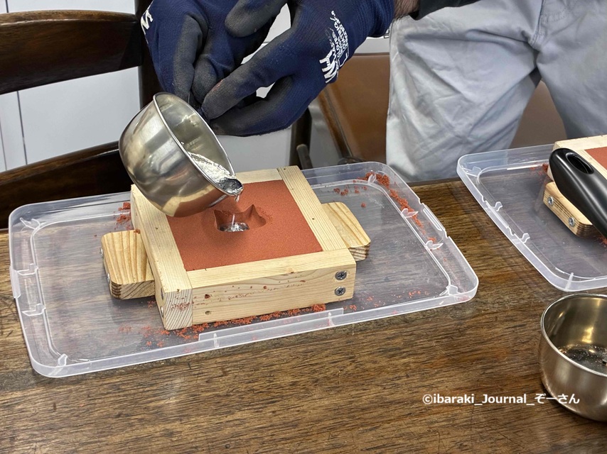 辰巳工業で型にスズをいれるIMG_7256