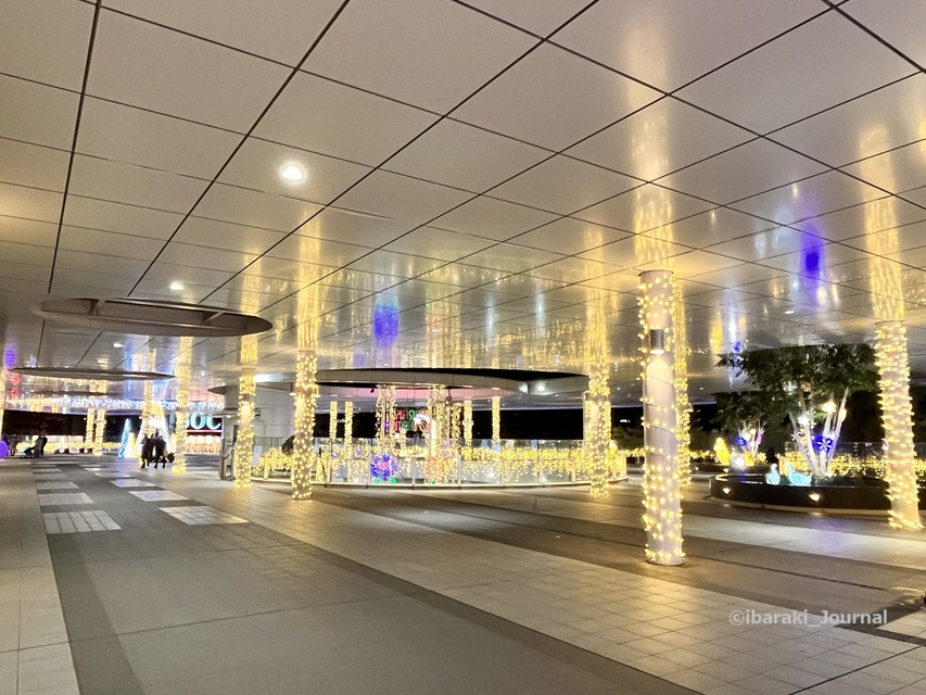 1129JR茨木スカイパレットのイルミネーションのある風景IMG_6990