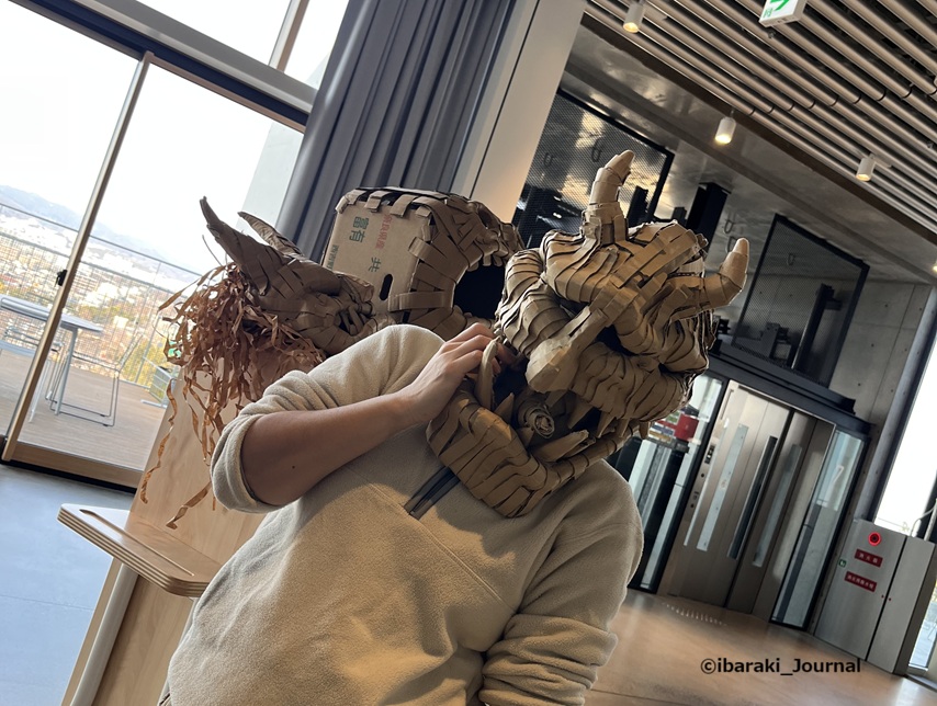 20240124段ボールのお面をかぶってみた１IMG_0312